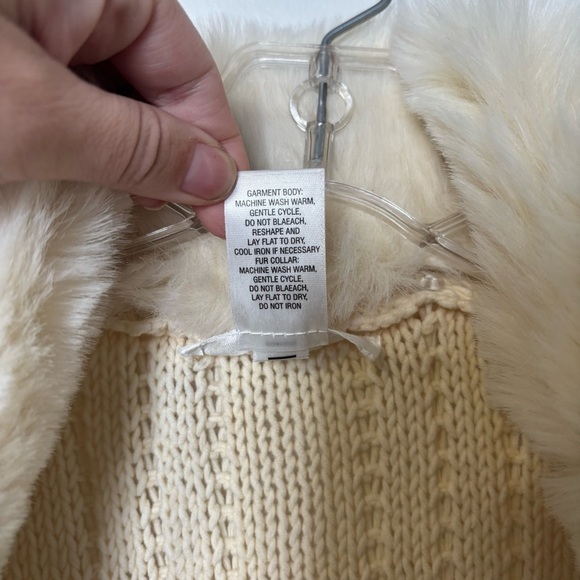 White House Black Market Women’s XS Cream Knit Cardigan Faux Fur Collar - Picture 8 of 10